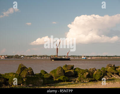 La location londres noir et rouge en bateau péniche amarrée sur avant et amarré boats dans l'eau noir paysage Maldon Banque D'Images