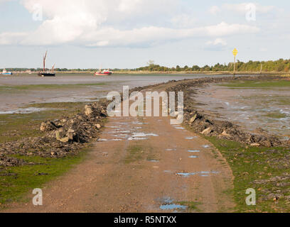 Sur la route menant à l'île avec de l'eau marée noire Maldon Banque D'Images