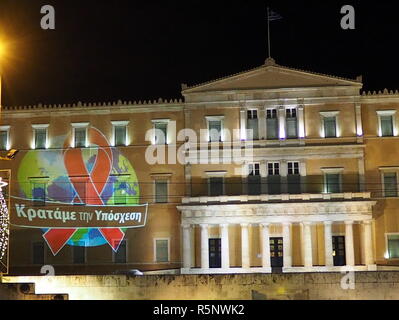 Athènes, Grèce. 06Th Nov, 2018. La façade du parlement grec a été éclairée avec un ruban rose, afin d'accroître la sensibilisation sur le sida et arrêter la stigmatisation dans le cadre de la Journée mondiale contre le sida. Crédit : George/Panagakis Pacifique Presse/Alamy Live News Banque D'Images