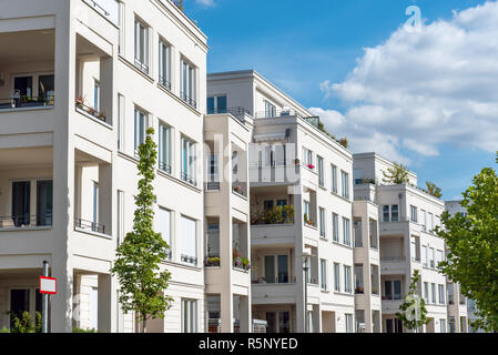 Rangée de maisons de vacances moderne blanc vu à Berlin, Allemagne Banque D'Images