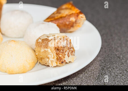 Délicieux assortiment de pâtisseries faits maison. Asiatique Samossas avec une fleur rose et boules de bananes Banque D'Images