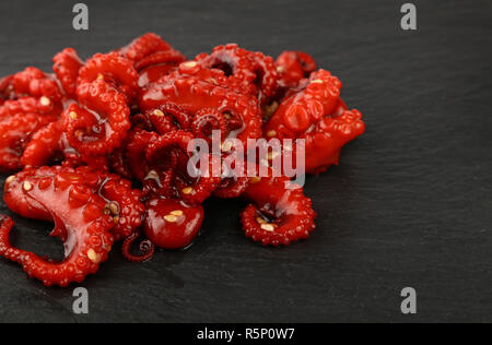 Bébé de fruits de mer salade de poulpe snack-sur noir Banque D'Images