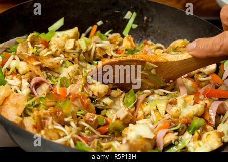 Légumes sautés avec du poulet, porc, jambon et crevettes Préparation : cuire les légumes et viandes dans un wok Banque D'Images