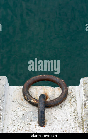 Crampons Dock sur un quai d'amarrage des bateaux avec vert de mer comme l'arrière-plan Banque D'Images