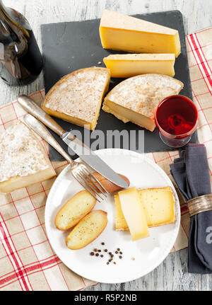 Différents fromages français avec un verre de vin Banque D'Images