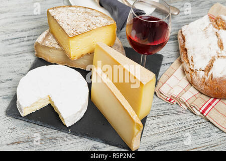 Différents fromages français avec un verre de vin Banque D'Images