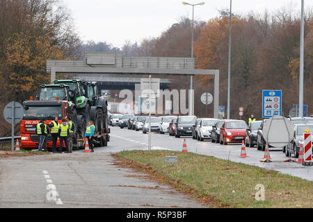 Lauterbourg, France. 06Th Nov, 2018. Le trafic d'Allemagne en France est bloqué par les manifestants. Autour de 100 militants français gilet jaune a protesté contre l'Allemand Français de passage frontalier à Lauterbourg contre le gouvernement français et l'augmentation de la taxe sur les carburants. Ils étaient secondés par environ 30 militants de l'extrême droite allemande Women's Alliance Kandel. Ils faisaient partie des plus gros mouvement de protestation gilet jaune en France. Crédit : Michael Debets/Pacific Press/Alamy Live News Banque D'Images