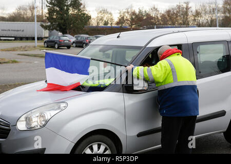 Lauterbourg, France. 06Th Nov, 2018. Parler aux manifestants les conducteurs passant par le passage de la frontière allemande en français. Autour de 100 militants français gilet jaune a protesté contre l'Allemand Français de passage frontalier à Lauterbourg contre le gouvernement français et l'augmentation de la taxe sur les carburants. Ils étaient secondés par environ 30 militants de l'extrême droite allemande Women's Alliance Kandel. Ils faisaient partie des plus gros mouvement de protestation gilet jaune en France. Crédit : Michael Debets/Pacific Press/Alamy Live News Banque D'Images