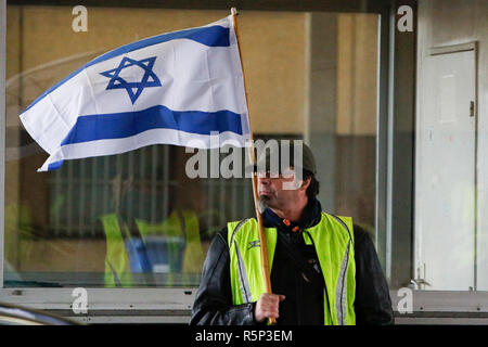 Lauterbourg, France. 06Th Nov, 2018. Un manifestant porte un drapeau israélien. Autour de 100 militants français gilet jaune a protesté contre l'Allemand Français de passage frontalier à Lauterbourg contre le gouvernement français et l'augmentation de la taxe sur les carburants. Ils étaient secondés par environ 30 militants de l'extrême droite allemande Women's Alliance Kandel. Ils faisaient partie des plus gros mouvement de protestation gilet jaune en France. Crédit : Michael Debets/Pacific Press/Alamy Live News Banque D'Images