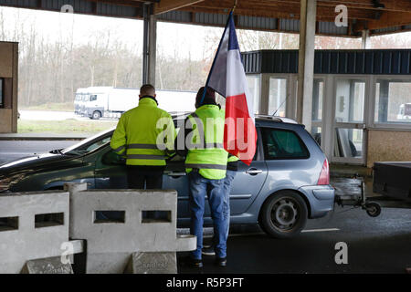 Lauterbourg, France. 06Th Nov, 2018. Parler aux manifestants les conducteurs passant par le passage de la frontière allemande en français. Autour de 100 militants français gilet jaune a protesté contre l'Allemand Français de passage frontalier à Lauterbourg contre le gouvernement français et l'augmentation de la taxe sur les carburants. Ils étaient secondés par environ 30 militants de l'extrême droite allemande Women's Alliance Kandel. Ils faisaient partie des plus gros mouvement de protestation gilet jaune en France. Crédit : Michael Debets/Pacific Press/Alamy Live News Banque D'Images