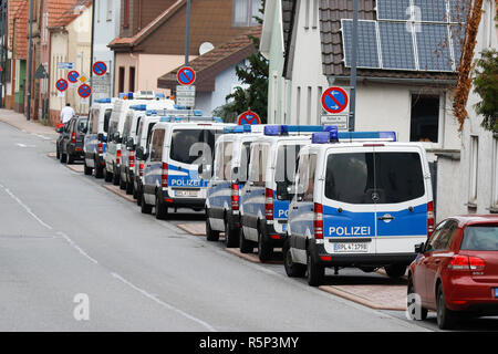 La police a une forte présence de séparer les deux manifestations. Autour de 250 personnes d'organisations d'extrême droite ont protesté dans la ville de Kandel en Palatinat contre le gouvernement allemand. Ils ont également adopté le jaune de la veste jaune français mouvement de protestation. Le lieu de la manifestation a été choisi en raison de l'attaque, 2017 Kandel poignardant dans lequel une jeune fille de 15 ans a été tué par un demandeur d'asile. Ils ont été confrontés par les anti-fascistes contre-manifestants de différents partis et organisations politiques. (Photo de Michael Debets/Pacific Press) Banque D'Images