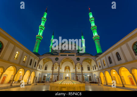 Masjid Nizamiye, également appelée mosquée Nizamiye, une mosquée turque à Midrand, Afrique du Sud, le centre de la communauté musulmane turque dans la région. Banque D'Images