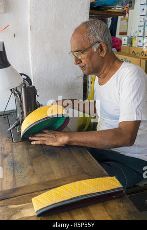 Songkok bouilloire dans une petite boutique de Lebuh King à Georgetown, Penang, Malaisie Banque D'Images