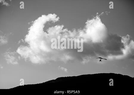 Moteur tandem-parachute sur Stara Planina en Bulgarie, noir et blanc photo de pittoresques nuages dans jour de printemps ensoleillé Banque D'Images