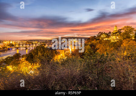 La vue étonnante de tous les ponts sur la rivière Valtava pendant un coucher de soleil à Prague Banque D'Images