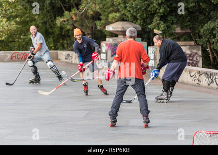 PRAGUE, RÉPUBLIQUE TCHÈQUE - le 12 octobre 2017 - portrait de personnes jouant au hockey dans la rue Parc Letna à Prague, République tchèque. Banque D'Images