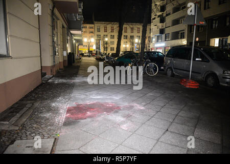 Berlin, Allemagne. 09Th Nov, 2018. Une mare de sang peut être vu sur un trottoir à Berlin-Charlottenburg. Plus tôt, un homme a été abattu sur place, dans la rue, selon un porte-parole de la police. Credit : Julian Stähle/dpa/Alamy Live News Banque D'Images