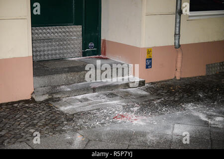 Berlin, Allemagne. 09Th Nov, 2018. Une mare de sang peut être vu à une entrée indépendante à Berlin-Charlottenburg. Plus tôt, un homme a été abattu sur place, dans la rue, selon un porte-parole de la police. Credit : Julian Stähle/dpa/Alamy Live News Banque D'Images