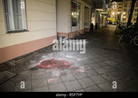 Berlin, Allemagne. 09Th Nov, 2018. Une mare de sang peut être vu sur un trottoir à Berlin-Charlottenburg. Plus tôt, un homme a été abattu sur place, dans la rue, selon un porte-parole de la police. Credit : Julian Stähle/dpa/Alamy Live News Banque D'Images