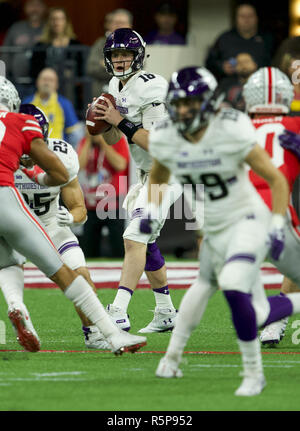 Indianapolis, Indiana, USA. 1er décembre 2018. Le nord-ouest de Wildcats quarterback Clayton Thorson (18) au grand championnat NCAA 10 football match entre le nord-ouest de l'Ohio State Buckeyes Wildcats & au Lucas Oil Stadium à Indianapolis, Indiana. JP Waldron/Cal Sport Media/Alamy Live News Banque D'Images