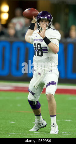 Indianapolis, Indiana, USA. 1er décembre 2018. Le nord-ouest de Wildcats quarterback Clayton Thorson (18) au grand championnat NCAA 10 football match entre le nord-ouest de l'Ohio State Buckeyes Wildcats & au Lucas Oil Stadium à Indianapolis, Indiana. JP Waldron/Cal Sport Media/Alamy Live News Banque D'Images