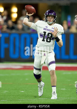 Indianapolis, Indiana, USA. 1er décembre 2018. Le nord-ouest de Wildcats quarterback Clayton Thorson (18) au grand championnat NCAA 10 football match entre le nord-ouest de l'Ohio State Buckeyes Wildcats & au Lucas Oil Stadium à Indianapolis, Indiana. JP Waldron/Cal Sport Media/Alamy Live News Banque D'Images