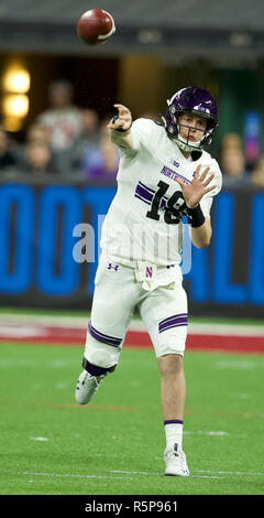 Indianapolis, Indiana, USA. 1er décembre 2018. Le nord-ouest de Wildcats quarterback Clayton Thorson (18) au grand championnat NCAA 10 football match entre le nord-ouest de l'Ohio State Buckeyes Wildcats & au Lucas Oil Stadium à Indianapolis, Indiana. JP Waldron/Cal Sport Media/Alamy Live News Banque D'Images