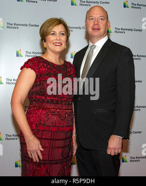 Deborah F. Rutter, président, John F. Kennedy Center for the Performing Arts, et son mari, Peter Ellefson, arrivent pour le dîner officiel de l'artiste en l'honneur des récipiendaires de la 41st Annual Kennedy Center Honors organisé par United States Vice-secrétaire d'État John J. Sullivan au département d'État à Washington, D.C. le samedi, Décembre 1, 2018. Les lauréats 2018 sont : la chanteuse et actrice Cher ; le compositeur et pianiste Philip Glass ; country music entertainer Reba McEntire et saxophoniste de jazz et compositeur Wayne Shorter. Cette année, co-créateurs de Hamilton, écrivain et acteur Lin-Manu Banque D'Images