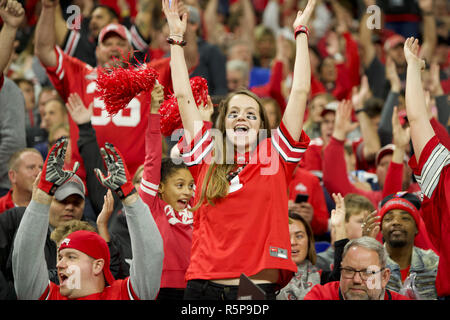 Indianapolis, Indiana, USA. 1er décembre 2018. Ohio State Buckeyes fans cheer au grand championnat NCAA 10 football match entre le nord-ouest de l'Ohio State Buckeyes Wildcats & au Lucas Oil Stadium à Indianapolis, Indiana. JP Waldron/Cal Sport Media/Alamy Live News Banque D'Images