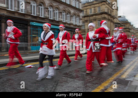 Liverpool, Merseyside, Royaume-Uni. 2 novembre 2018. BTR Liverpool Santa Dash. Les gens de Merseyside célèbrent le retour de la plus grande course festive de 5K du Royaume-Uni. L'événement festif a continué de croître avec jusqu'à 10,000 coureurs, rouge, bleu Santas prenant part cette année. La route a fait traverser le centre-ville de Santas, avant de traverser la ligne d'arrivée à l'extérieur de l'hôtel de ville, où ils ont été accueillis par une myriade de personnages festifs. Credit:MediaWorldImages/AlamyLiveNews. Banque D'Images