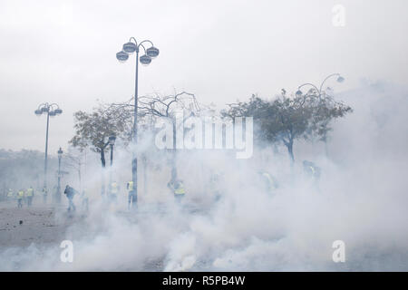 Paris, France. 1er décembre 2018. La police anti-émeute utilise un canon à eau et des gaz lacrymogènes contre des manifestants au cours d'une manifestation contre la hausse du carburant et les prix du pétrole par des personnes portant des gilets jaunes. Credit : ALEXANDROS MICHAILIDIS/Alamy Live News Banque D'Images