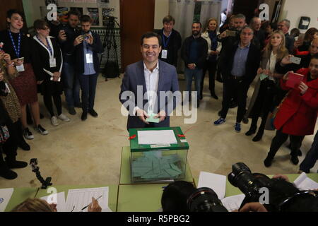 2 décembre 2018 - 2 décembre 2018 (Malaga) Le président de la PP-A et candidat à la présidence de la Junta de AndalucÃ-a, Juanma Moreno, exerce son droit de vote lors des élections au Parlement de l'Andalousie à l'école Sacré-Cœur de Jésus à Malaga Crédit : Lorenzo Carnero/ZUMA/Alamy Fil Live News Banque D'Images