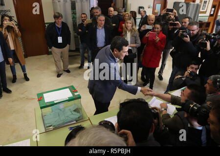 2 décembre 2018 - 2 décembre 2018 (Malaga) Le président de la PP-A et candidat à la présidence de la Junta de AndalucÃ-a, Juanma Moreno, exerce son droit de vote lors des élections au Parlement de l'Andalousie à l'école Sacré-Cœur de Jésus à Malaga Crédit : Lorenzo Carnero/ZUMA/Alamy Fil Live News Banque D'Images