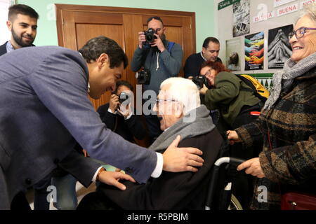 2 décembre 2018 - 2 décembre 2018 (Malaga) Le président de la PP-A et candidat à la présidence de la Junta de AndalucÃ-a, Juanma Moreno, exerce son droit de vote lors des élections au Parlement de l'Andalousie à l'école Sacré-Cœur de Jésus à Malaga Crédit : Lorenzo Carnero/ZUMA/Alamy Fil Live News Banque D'Images