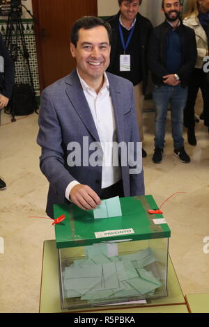 2 décembre 2018 - 2 décembre 2018 (Malaga) Le président de la PP-A et candidat à la présidence de la Junta de AndalucÃ-a, Juanma Moreno, exerce son droit de vote lors des élections au Parlement de l'Andalousie à l'école Sacré-Cœur de Jésus à Malaga Crédit : Lorenzo Carnero/ZUMA/Alamy Fil Live News Banque D'Images