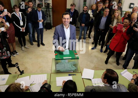 2 décembre 2018 - 2 décembre 2018 (Malaga) Le président de la PP-A et candidat à la présidence de la Junta de AndalucÃ-a, Juanma Moreno, exerce son droit de vote lors des élections au Parlement de l'Andalousie à l'école Sacré-Cœur de Jésus à Malaga Crédit : Lorenzo Carnero/ZUMA/Alamy Fil Live News Banque D'Images