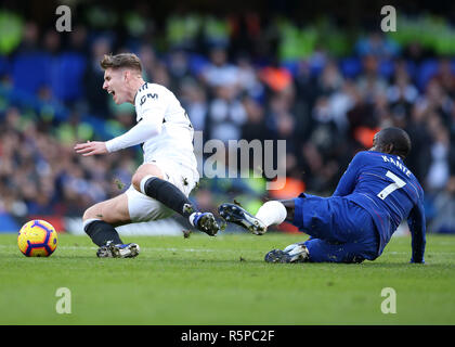 Stamford Bridge, Londres, Royaume-Uni. 2 Décembre, 2018. EPL, Premier League Chelsea contre Fulham ; Ngolo Kante de Chelsea défis Tom Cairney de Fulham : Action Crédit Plus Sport/Alamy Live News Banque D'Images