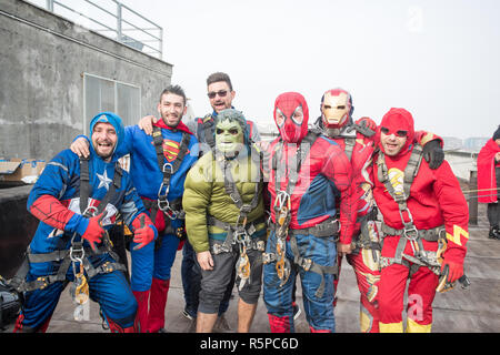 Foto LaPresse - Mauro Ujetto 0212 Torino 2018 ( Italia) Cronaca Raduno dei Babbo Natale un Torino a favore dei bambini al ricoverati Regina Margherita. Nella foto : j'ai Super eroi tr calano lungo le pareti dell'ospedale, Infantile, Regina Margherita - Mauro Ujetto LaPresse Photo 02-12-2018 Torino (Italie) Santa Claus event pour l'hôpital des enfants. Banque D'Images