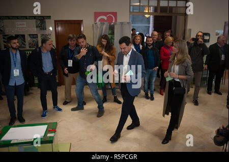 2 décembre 2018 - Malaga, Espagne - Andalousie populaires chef de parti et candidat à la tête du gouvernement d'Andalousie, Juan Manuel Moreno Bonilla, arrive à un bureau de vote pendant les élections régionales en Andalousie. Le vote en Andalousie, marquée par l'essor du parti de droite radicale espagnol VOX et son éventuelle entrée dans l'Andalousie avec le Parlement selon les derniers sondages, supposons que le premier test qui déterminera l'évolution future de la politique espagnole pour les élections générales en Espagne. (Crédit Image : © Jésus Merida/SOPA des images à l'aide de Zuma sur le fil) Banque D'Images