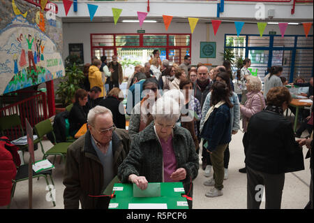 2 décembre 2018 - Malaga, Espagne - une femme âgée est vu son casting voter à un bureau de vote pendant les élections régionales en Andalousie. Le vote en Andalousie, marquée par l'essor du parti de droite radicale espagnol VOX et son éventuelle entrée dans l'Andalousie avec le Parlement selon les derniers sondages, supposons que le premier test qui déterminera l'évolution future de la politique espagnole pour les élections générales en Espagne. (Crédit Image : © Jésus Merida/SOPA des images à l'aide de Zuma sur le fil) Banque D'Images