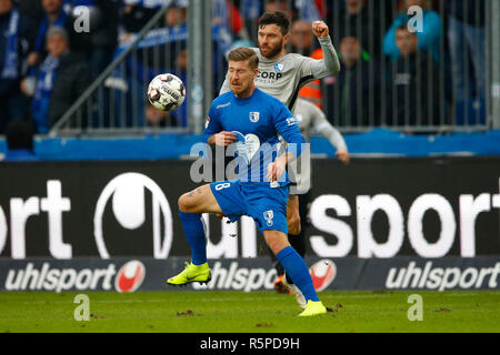 02 décembre 2018, la Saxe-Anhalt, Magdeburg : Soccer : 2ème Bundesliga, 15e journée, 1er FC Magdeburg - VfL Bochum dans la MDCC-Arena. Magdeburg's Philip Tuerpitz (avant) en duel avec Tim Hoogland de Bochum. Photo : Joachim Sielski/dpa-Zentralbild/DPA - NOTE IMPORTANTE : en conformité avec les exigences de la DFL Deutsche Fußball Liga ou la DFB Deutscher Fußball-Bund, il est interdit d'utiliser ou avoir utilisé des photographies prises dans le stade et/ou la correspondance dans la séquence sous forme d'images et/ou vidéo-comme des séquences de photos. Banque D'Images