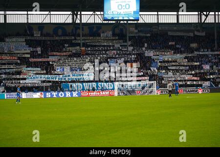 02 décembre 2018, la Saxe-Anhalt, Magdeburg : Soccer : 2ème Bundesliga, 15e journée, 1er FC Magdeburg - VfL Bochum dans la MDCC-Arena. Fans de Magdebourg avec des bannières de protestation contre les jeux lundi. Photo : Joachim Sielski/dpa-Zentralbild/DPA - NOTE IMPORTANTE : en conformité avec les exigences de la DFL Deutsche Fußball Liga ou la DFB Deutscher Fußball-Bund, il est interdit d'utiliser ou avoir utilisé des photographies prises dans le stade et/ou la correspondance dans la séquence sous forme d'images et/ou vidéo-comme des séquences de photos. Banque D'Images