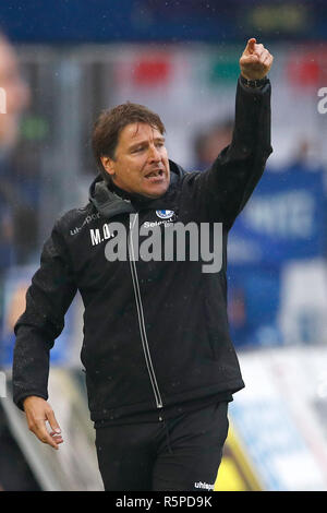 02 décembre 2018, la Saxe-Anhalt, Magdeburg : Soccer : 2ème Bundesliga, 15e journée, 1er FC Magdeburg - VfL Bochum dans la MDCC-Arena. Magdeburg entraîneur Michael Oenning des gestes sur la touche. Photo : Joachim Sielski/dpa-Zentralbild/DPA - NOTE IMPORTANTE : en conformité avec les exigences de la DFL Deutsche Fußball Liga ou la DFB Deutscher Fußball-Bund, il est interdit d'utiliser ou avoir utilisé des photographies prises dans le stade et/ou la correspondance dans la séquence sous forme d'images et/ou vidéo-comme des séquences de photos. Banque D'Images