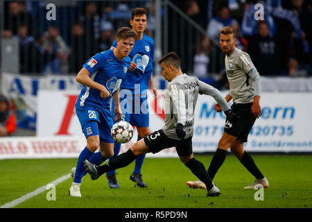 02 décembre 2018, la Saxe-Anhalt, Magdeburg : Soccer : 2ème Bundesliga, 15e journée, 1er FC Magdeburg - VfL Bochum dans la MDCC-Arena. Magdeburgs Bülter Marius (l) en duel avec Bochums Danilo Soares. Photo : Joachim Sielski/dpa-Zentralbild/DPA - NOTE IMPORTANTE : en conformité avec les exigences de la DFL Deutsche Fußball Liga ou la DFB Deutscher Fußball-Bund, il est interdit d'utiliser ou avoir utilisé des photographies prises dans le stade et/ou la correspondance dans la séquence sous forme d'images et/ou vidéo-comme des séquences de photos. Banque D'Images