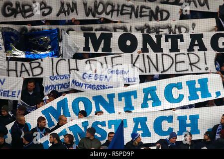 02 décembre 2018, la Saxe-Anhalt, Magdeburg : Soccer : 2ème Bundesliga, 15e journée, 1er FC Magdeburg - VfL Bochum dans la MDCC-Arena. Fans de Magdebourg avec des bannières de protestation contre les jeux lundi. Photo : Joachim Sielski/dpa-Zentralbild/DPA - NOTE IMPORTANTE : en conformité avec les exigences de la DFL Deutsche Fußball Liga ou la DFB Deutscher Fußball-Bund, il est interdit d'utiliser ou avoir utilisé des photographies prises dans le stade et/ou la correspondance dans la séquence sous forme d'images et/ou vidéo-comme des séquences de photos. Banque D'Images