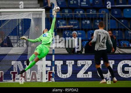 02 décembre 2018, la Saxe-Anhalt, Magdeburg : Soccer : 2ème Bundesliga, 15e journée, 1er FC Magdeburg - VfL Bochum dans la MDCC-Arena. Magdeburg's Alexander Brunst fends off un objectif photo. Photo : Joachim Sielski/dpa-Zentralbild/DPA - NOTE IMPORTANTE : en conformité avec les exigences de la DFL Deutsche Fußball Liga ou la DFB Deutscher Fußball-Bund, il est interdit d'utiliser ou avoir utilisé des photographies prises dans le stade et/ou la correspondance dans la séquence sous forme d'images et/ou vidéo-comme des séquences de photos. Banque D'Images