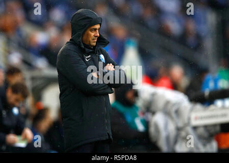 02 décembre 2018, la Saxe-Anhalt, Magdeburg : Soccer : 2ème Bundesliga, 15e journée, 1er FC Magdeburg - VfL Bochum dans la MDCC-Arena. L'entraîneur de Bochum Robin Dutt suit le jeu. Photo : Joachim Sielski/dpa-Zentralbild/DPA - NOTE IMPORTANTE : en conformité avec les exigences de la DFL Deutsche Fußball Liga ou la DFB Deutscher Fußball-Bund, il est interdit d'utiliser ou avoir utilisé des photographies prises dans le stade et/ou la correspondance dans la séquence sous forme d'images et/ou vidéo-comme des séquences de photos. Banque D'Images