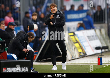 02 décembre 2018, la Saxe-Anhalt, Magdeburg : Soccer : 2ème Bundesliga, 15e journée, 1er FC Magdeburg - VfL Bochum dans la MDCC-Arena. Magdeburg entraîneur Michael Oenning des gestes sur la touche. Photo : Joachim Sielski/dpa-Zentralbild/DPA - NOTE IMPORTANTE : en conformité avec les exigences de la DFL Deutsche Fußball Liga ou la DFB Deutscher Fußball-Bund, il est interdit d'utiliser ou avoir utilisé des photographies prises dans le stade et/ou la correspondance dans la séquence sous forme d'images et/ou vidéo-comme des séquences de photos. Banque D'Images