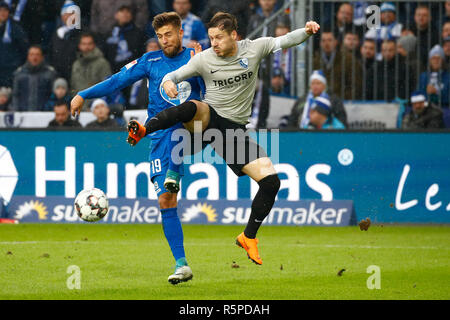 02 décembre 2018, la Saxe-Anhalt, Magdeburg : Soccer : 2ème Bundesliga, 15e journée, 1er FC Magdeburg - VfL Bochum dans la MDCC-Arena. Magdeburgs Michel Niemeyer (l) en duel avec Bochums Stefano afi-Partner SA. Photo : Joachim Sielski/dpa-Zentralbild/DPA - NOTE IMPORTANTE : en conformité avec les exigences de la DFL Deutsche Fußball Liga ou la DFB Deutscher Fußball-Bund, il est interdit d'utiliser ou avoir utilisé des photographies prises dans le stade et/ou la correspondance dans la séquence sous forme d'images et/ou vidéo-comme des séquences de photos. Banque D'Images