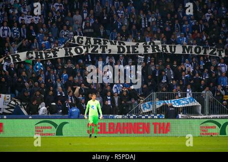 02 décembre 2018, la Saxe-Anhalt, Magdeburg : Soccer : 2ème Bundesliga, 15e journée, 1er FC Magdeburg - VfL Bochum dans la MDCC-Arena. Fans de Magdebourg avec des bannières de protestation contre les jeux lundi. Photo : Joachim Sielski/dpa-Zentralbild/DPA - NOTE IMPORTANTE : en conformité avec les exigences de la DFL Deutsche Fußball Liga ou la DFB Deutscher Fußball-Bund, il est interdit d'utiliser ou avoir utilisé des photographies prises dans le stade et/ou la correspondance dans la séquence sous forme d'images et/ou vidéo-comme des séquences de photos. Banque D'Images